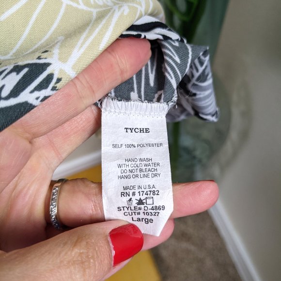 Get 2 dresses for the price of 1! Fab'rik Printed Halter Keyhole Dresses L. - Picture 14 of 15